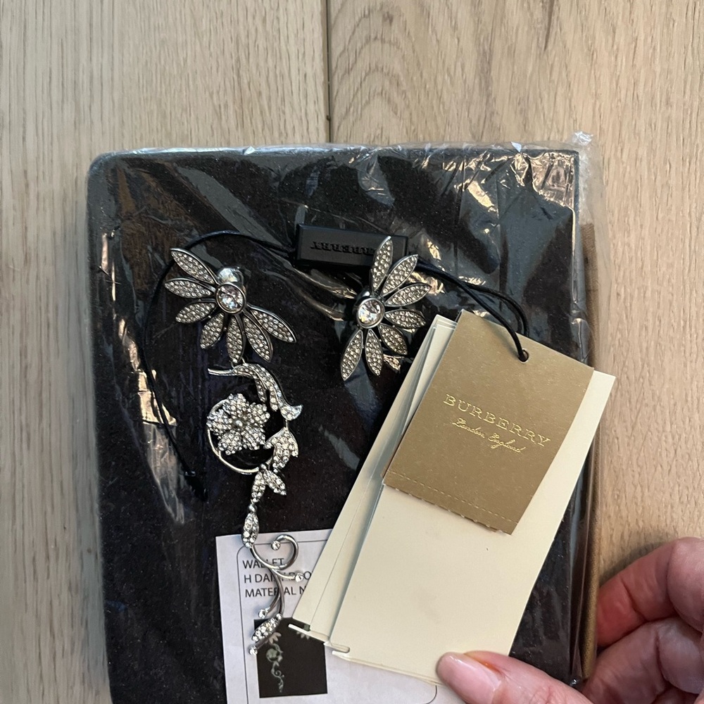 Burberry, Crystal, Daisy drop earrings & studs set in crystal, post in back NWT‎ - Picture 6 of 6